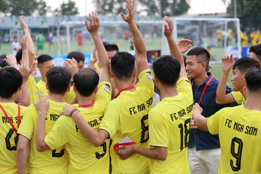 am-ap-tinh-dong-huong-thanh-hoa-o-cuoc-choi-lon-bong-da (8).jpg