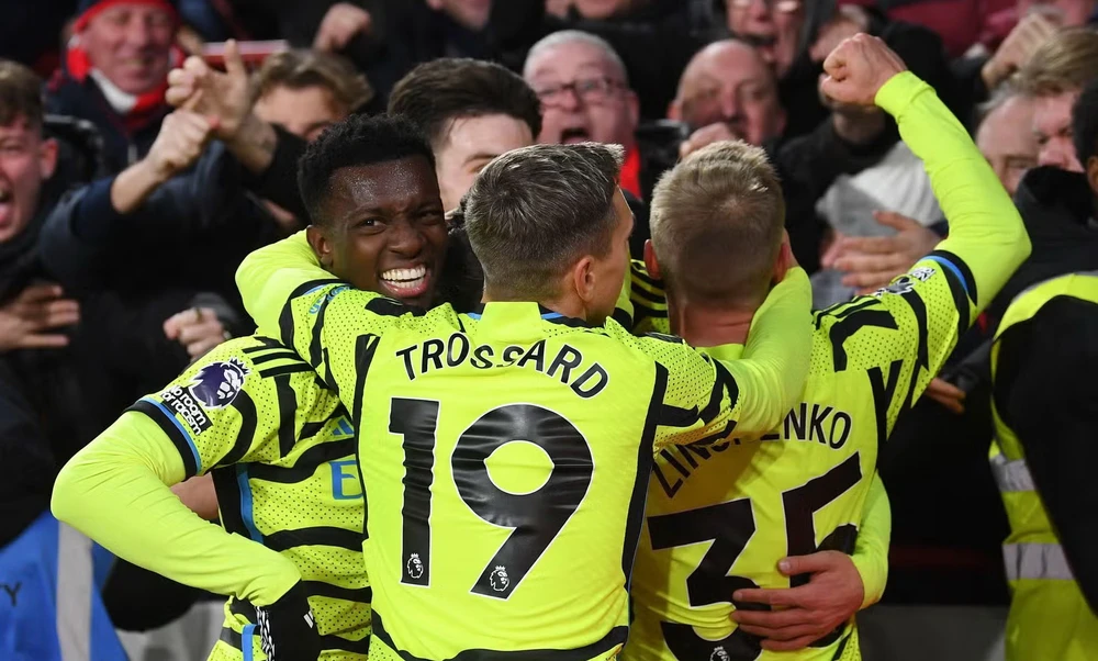 arsenal-vuot-qua-man-city-de-doa-soan-ngoi-vo-dich-premier-league (3).jpg