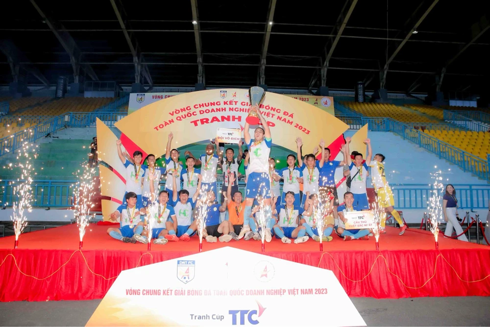 hoa-canh-fc-dang-quang-giai-doanh-nghiep-viet-nam-2023 (2).jpg