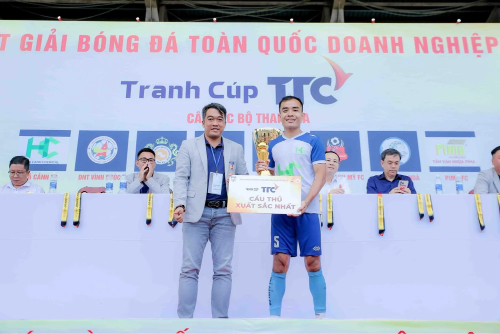 hoa-canh-fc-dang-quang-giai-doanh-nghiep-viet-nam-2023 (3).jpg