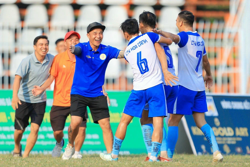 hoa-canh-fc-dang-quang-giai-doanh-nghiep-viet-nam-2023 (6).jpg