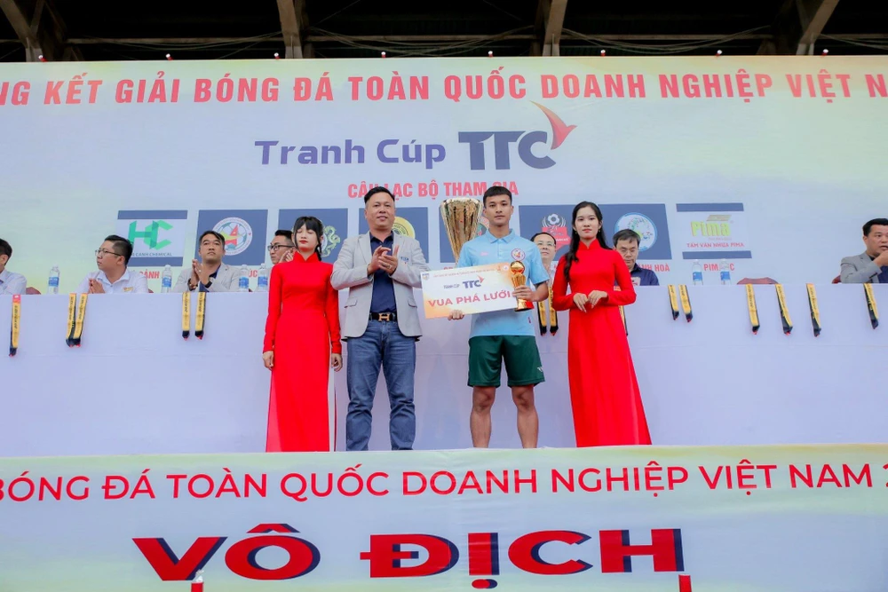 hoa-canh-fc-dang-quang-giai-doanh-nghiep-viet-nam-2023 (7).jpg