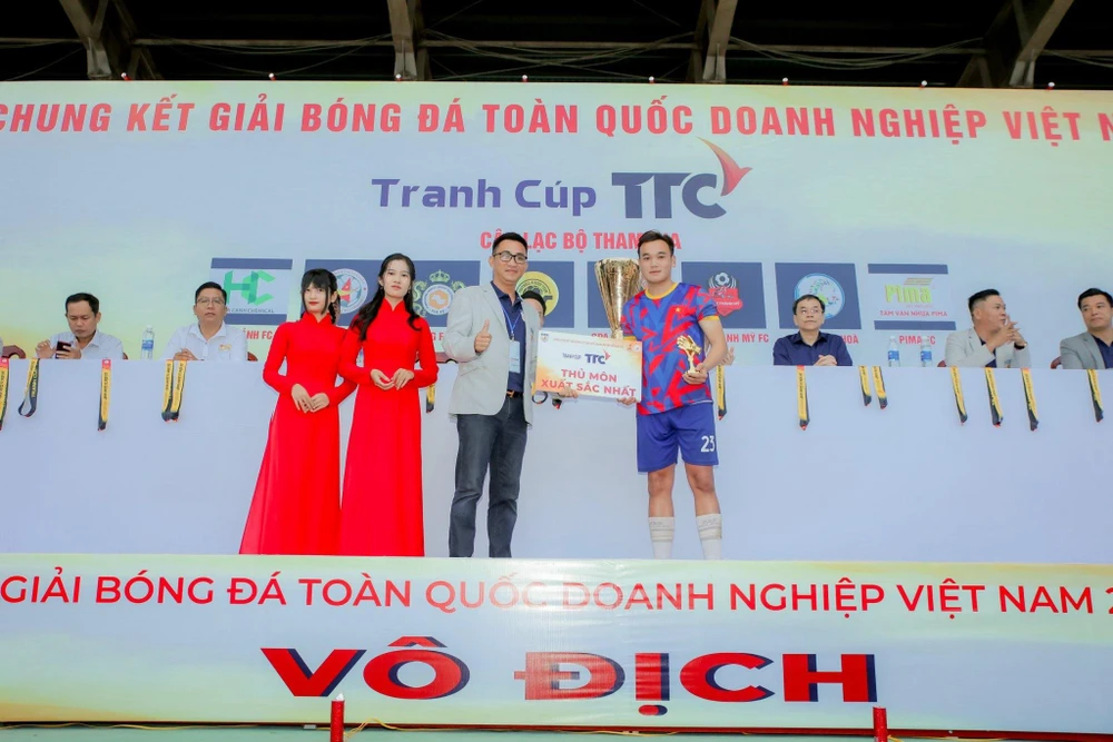 hoa-canh-fc-dang-quang-giai-doanh-nghiep-viet-nam-2023 (8).jpg