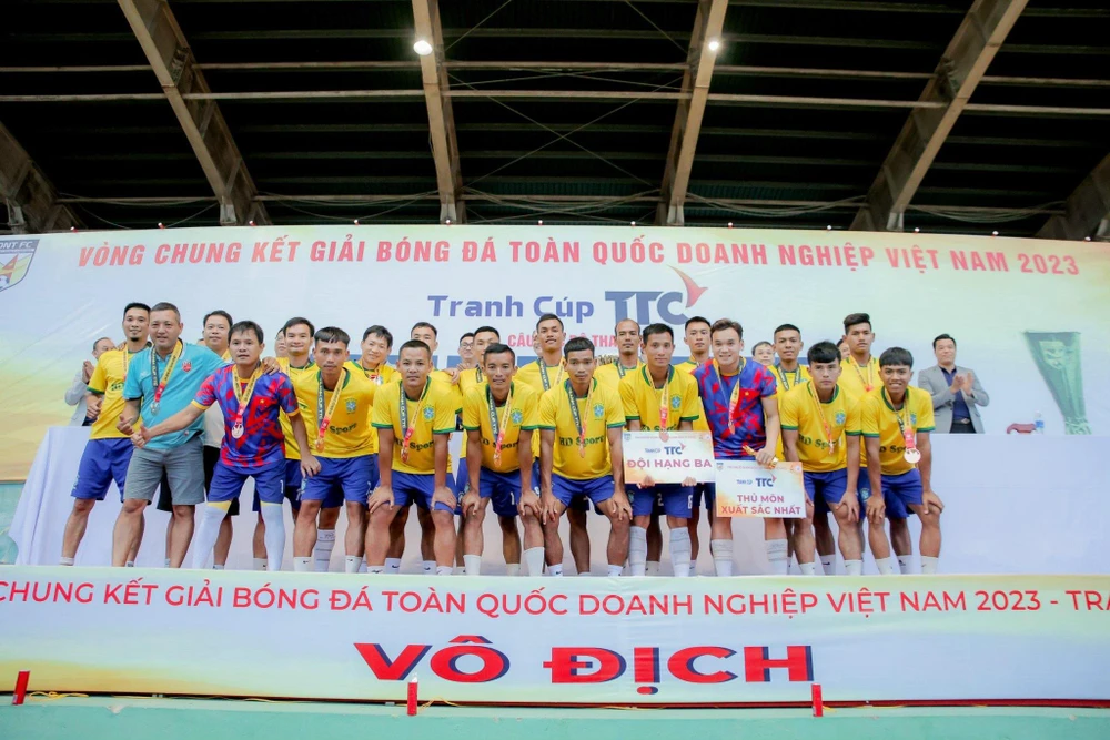 hoa-canh-fc-dang-quang-giai-doanh-nghiep-viet-nam-2023 (9).jpg