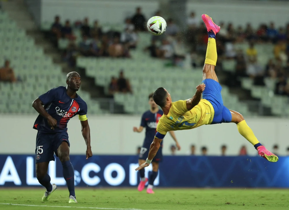 thong-doc-bi-yeu-cau-tu-chuc-vi-bo-hop-de-xem-ronaldo-thi-dau (4).jpg