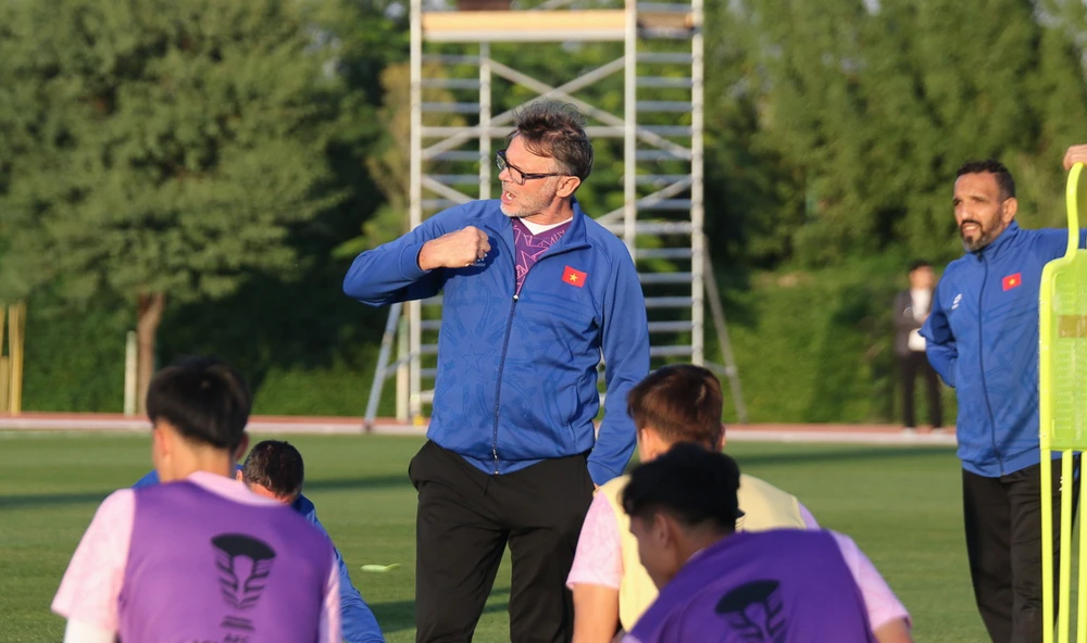 nong-hlv-troussier-giu-lai-ho-tan-tai-gach-4-cai-ten (1).jpg