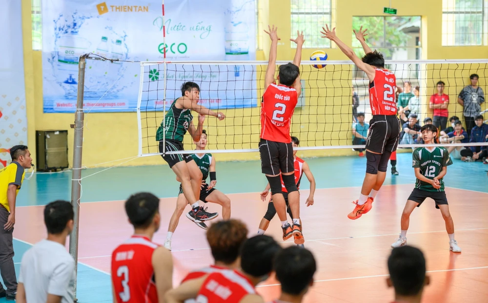 tung-bung-ngay-hoi-bong-chuyen-sinh-vien (1).jpg