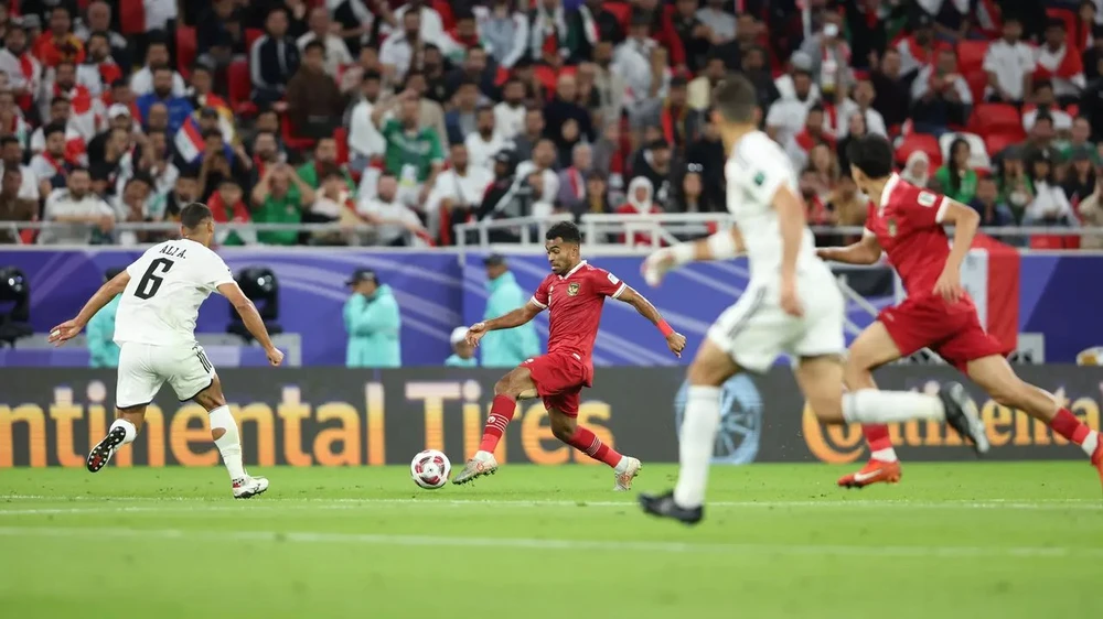 hlv-shin-tae-yong-gian-du-trong-tai-var-lam-indonesia-thua-oan-iraq (4).jpg