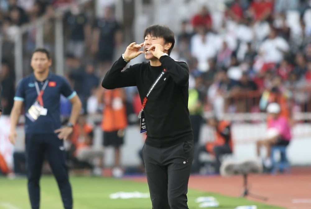 hlv-shin-tae-yong-chua-bao-gio-thang-tuyen-viet-nam-va-noi-am-anh-troussier (2).jpg