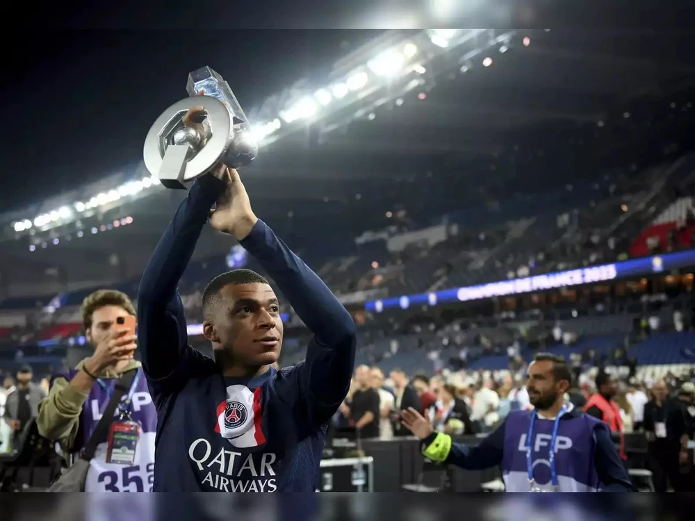 psg-giu-chan-mbappe-voi-ban-hop-dong-5-nam-co-gia-hon-1-ti-euro (1).jpg