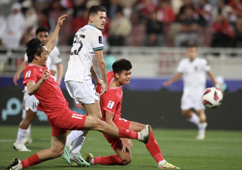 hlv-troussier-noi-loi-gan-ruot-voi-hoc-tro-sau-khi-dung-chan-o-asian-cup (2).JPG