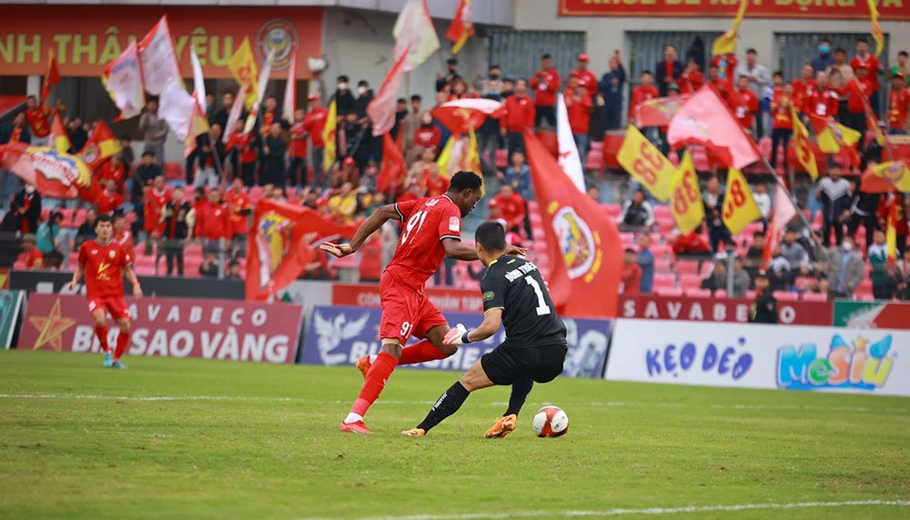 tuan-hai-nhap-vien-hlv-troussier-lo-sot-vo (1).jpg