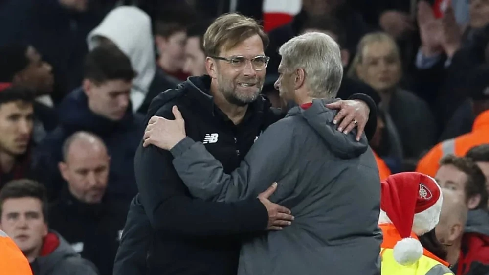 vi-sao-hlv-klopp-qua-mat-giao-su-wenger (2).jpg