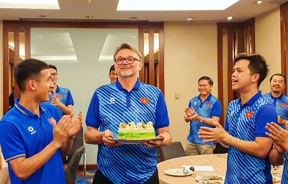 sinh-nhat-dang-nho-cua-hlv-troussier-nguoi-thay-nong-tinh-ma-de-gan (1).jpg