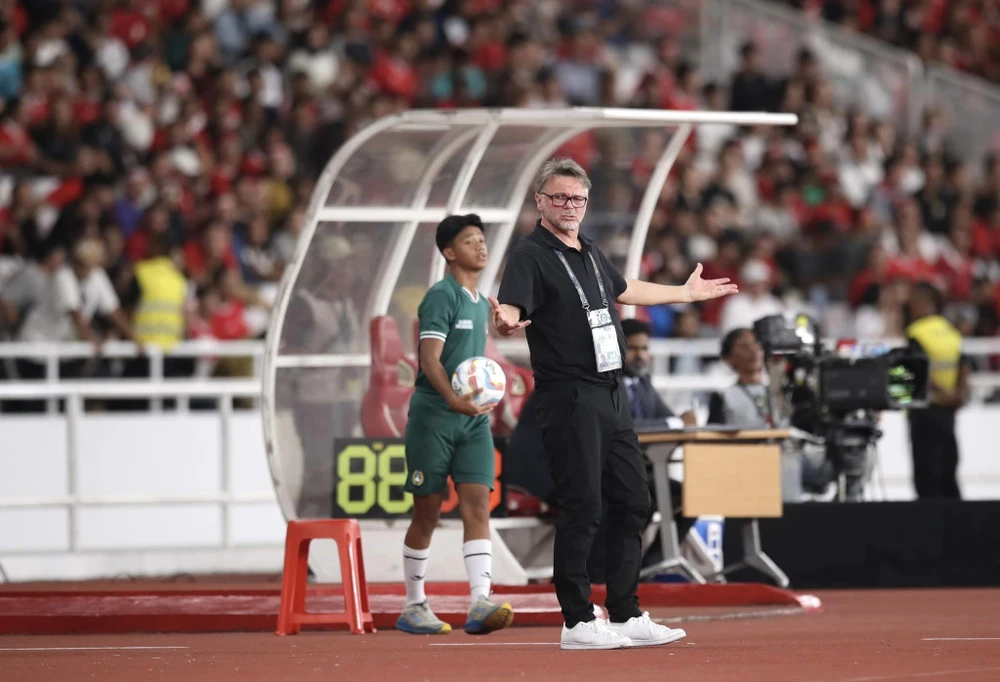 khi-thay-tro-hlv-troussier-khong-con-duong-lui (3).jpg