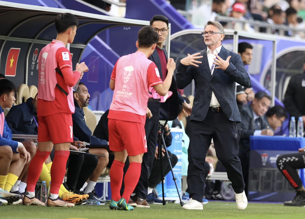 hlv-troussier-noi-gi-khi-tro-ve-phap (2).jpg