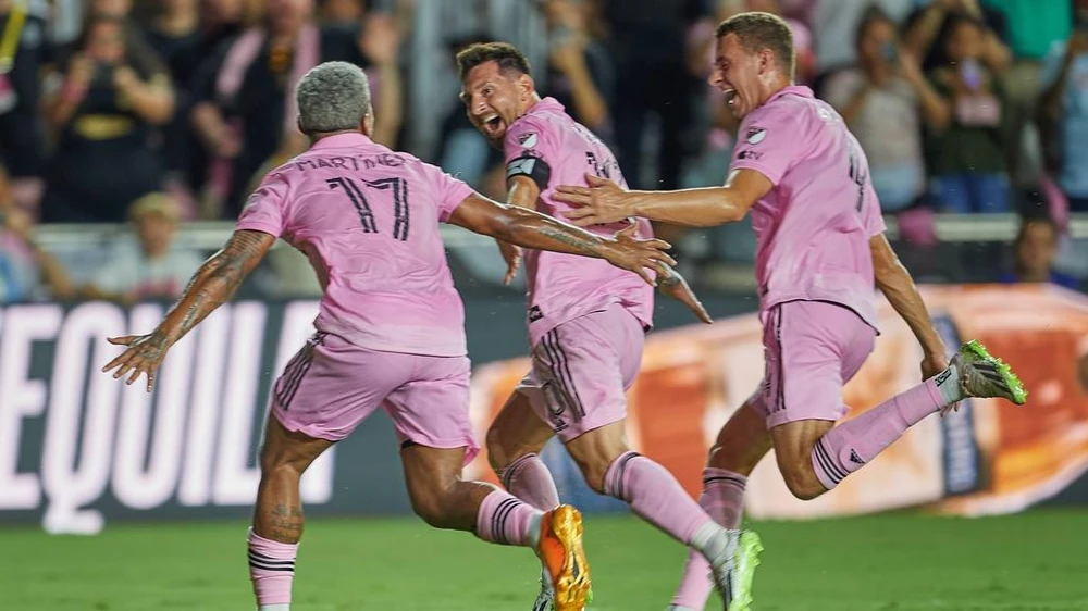 messi-lap-ky-luc-voi-tay-golf-tiger-woods (1).jpg