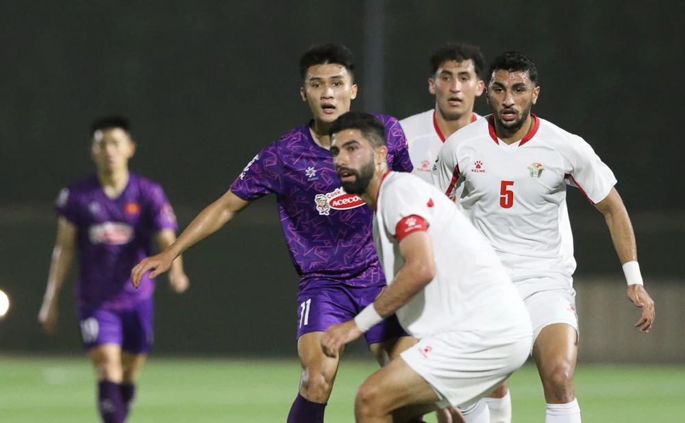 hlv-hoang-anh-tuan-loai-4-cau-thu (2).jpg