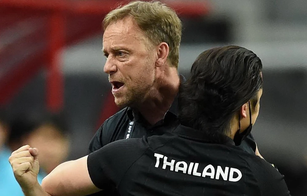 thay-the-kiatisak-ngoi-ghe-nong-hlv-polking-tru-duoc-bao-lau-o-cahn (1).jpeg