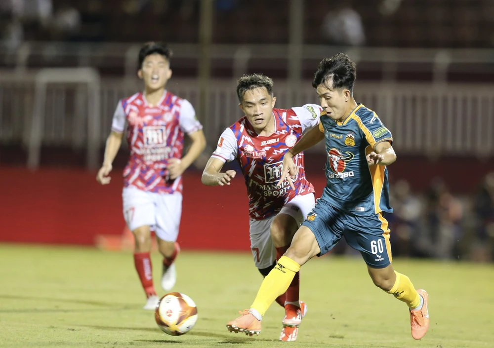 doi-bong-cua-bau-duc-roi-vao-vung-nguy-hiem-hlv-vu-tien-thanh-cong-kich-trong-tai (2).jpg