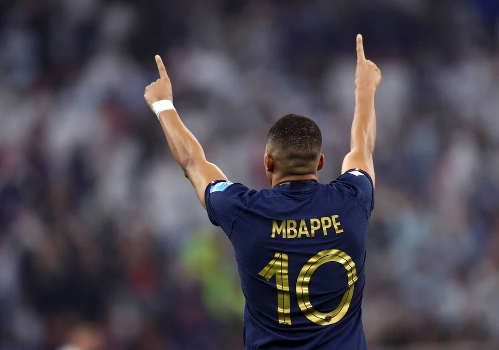 bat-mi-mbappe-khoac-ao-so-9-sang-nam-mac-ao-so-10-o-real (1).jpg