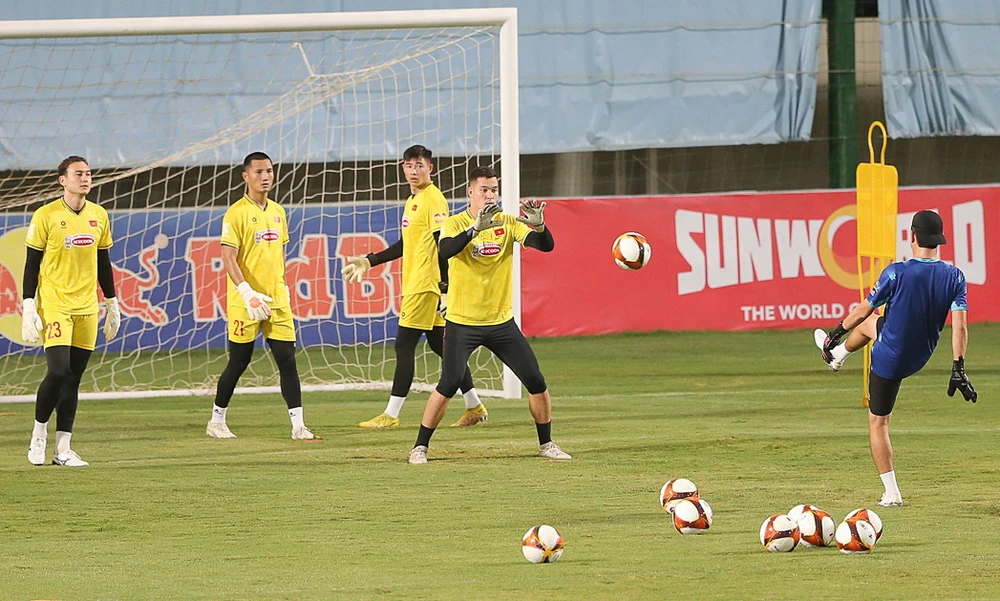 hlv-kim-sang-sik-tuyen-bo-cung-truoc-tran-gap-philippines (1).jpg