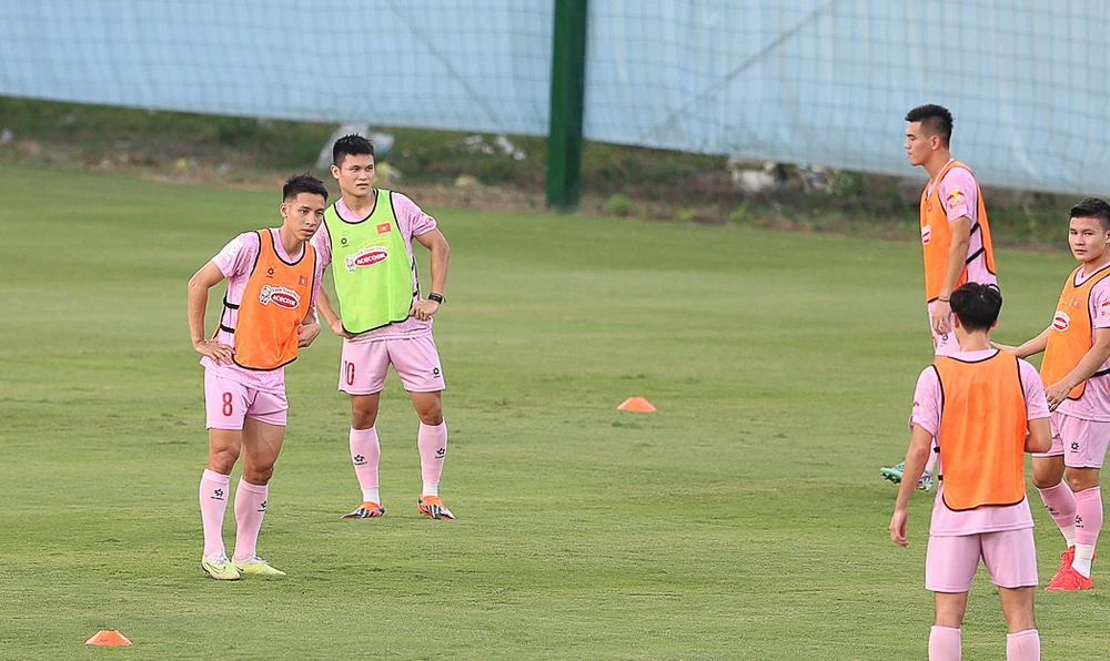 hlv-kim-sang-sik-tuyen-bo-cung-truoc-tran-gap-philippines (4).jpg