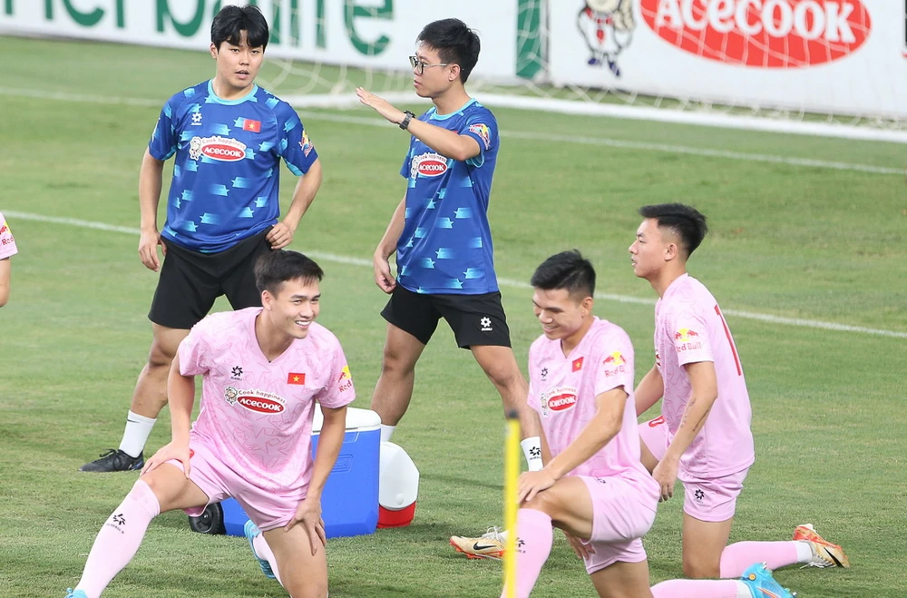 nong-hlv-kim-sang-sik-tung-doi-hinh-manh-nhat-nan-gan-philippines (1).jpg