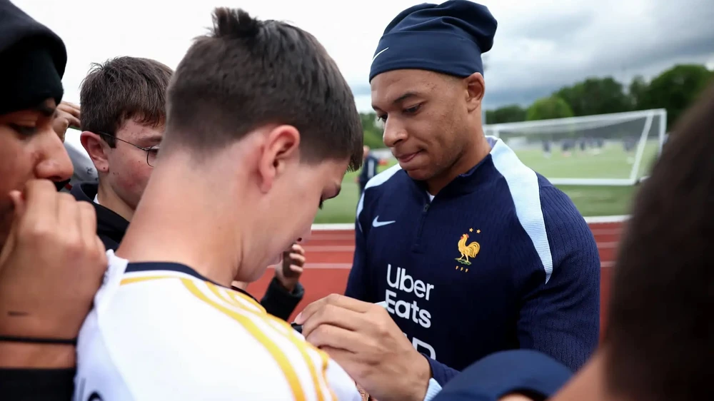 mbappe-bi-cao-buoc-phan-boi (4).jpg