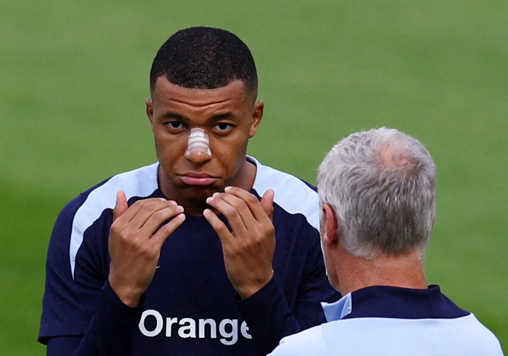 Mbappe mang mặt nạ ra sân