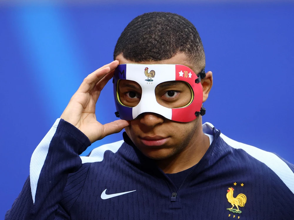 mbappe-mang-mat-na-ra-san-dai-chien-ha-lan (5).jpg