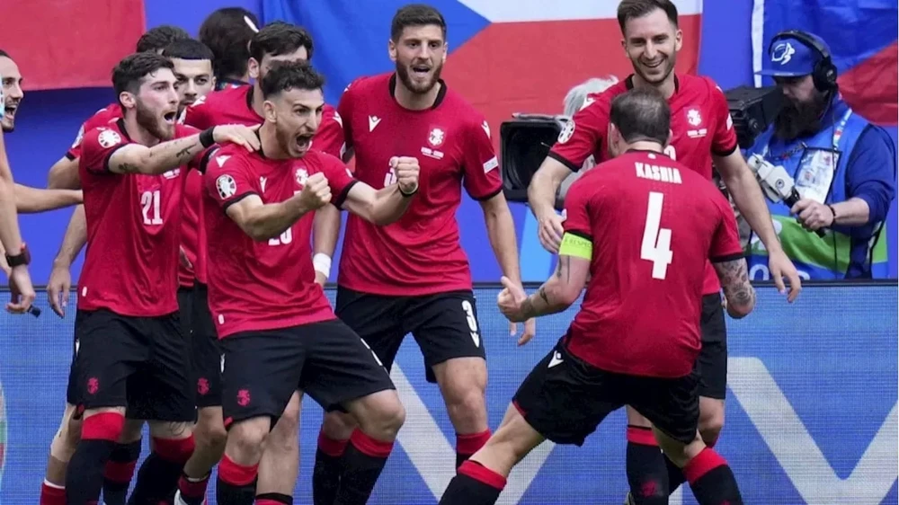 bo-dao-nha-da-khong-nuong-chan-georgia-trong-lan-thu-50-cua-ronaldo (4).jpg