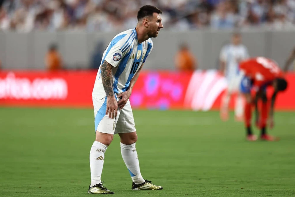 messi-noi-gi-khi-bi-chan-thuong-trong-chien-thang-kho-cua-argentina (1).jpg