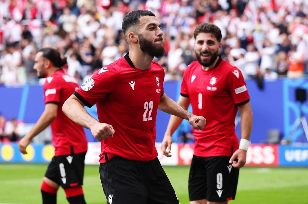 tay-ban-nha-cho-keo-duoi-gruzia-tro-lai-mat-dat (1).jpg