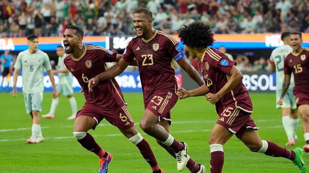 tran-cau-sinh-tu-cua-doi-tuyen-mexico-tai-copa-ameria (3).jpg