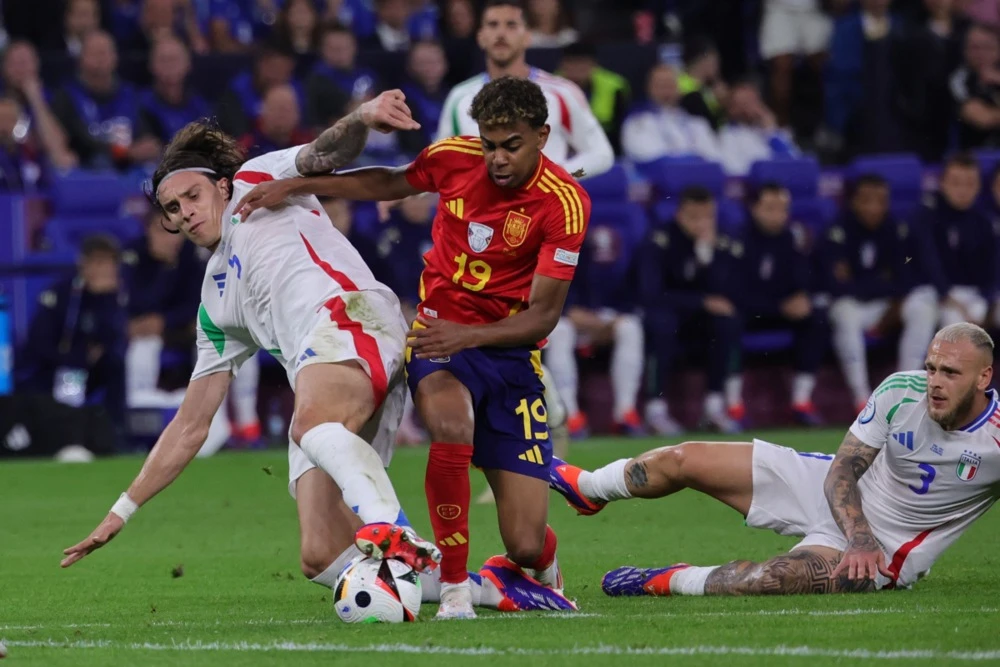 yamal-phan-phao-ve-doi-hinh-tay-ban-nha-toan-tre-con (2).jpg