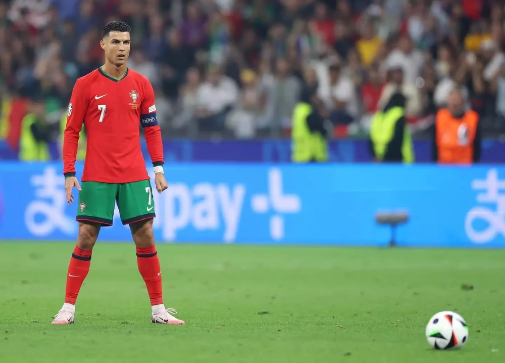 cuu-tuyen-thu-anh-thang-cuoc-nho-ronaldo (3).jpg