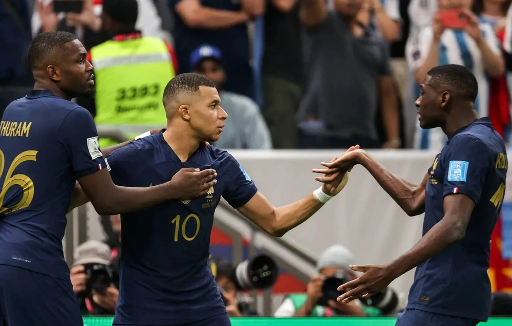 hlv-descham-benh-vuc-cho-man-trinh-dien-kem-cua-doi-truong-mbappe (4).jpg