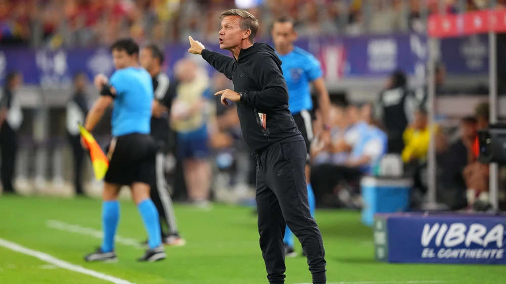 nong-messi-ra-san-doi-tuyen-argentina-thang-nhan-canada (2).jpg