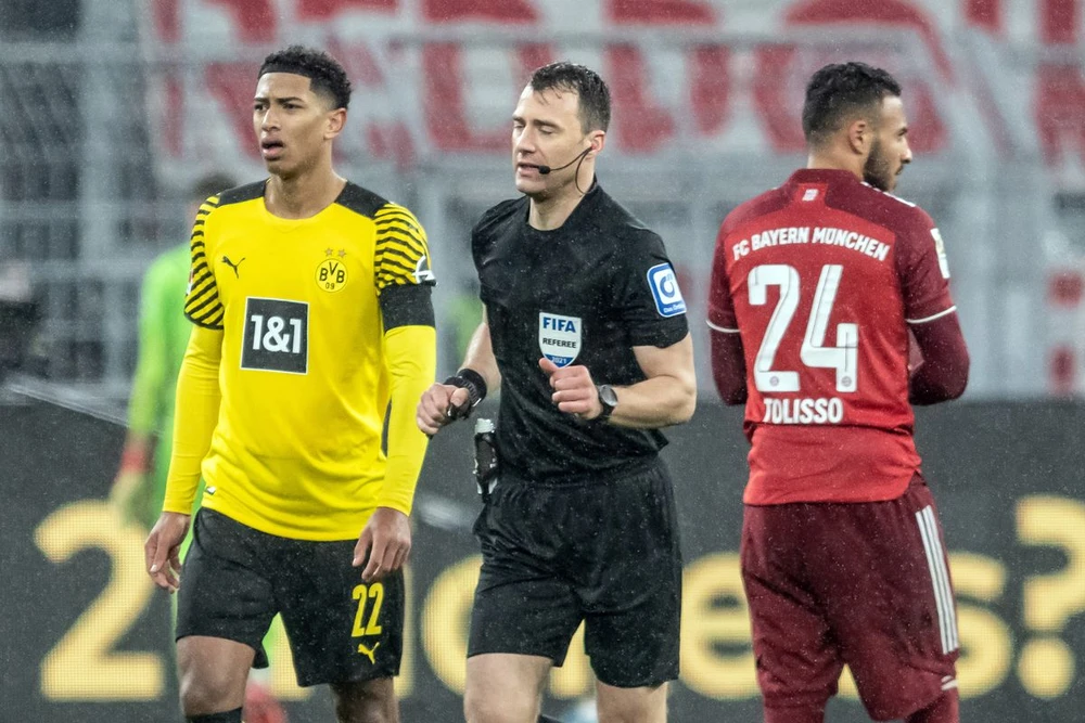 uefa-gay-soc-nang-khi-su-dung-trong-tai-nhung-cham-o-tran-ban-ket-euro-2024 (4).jpg