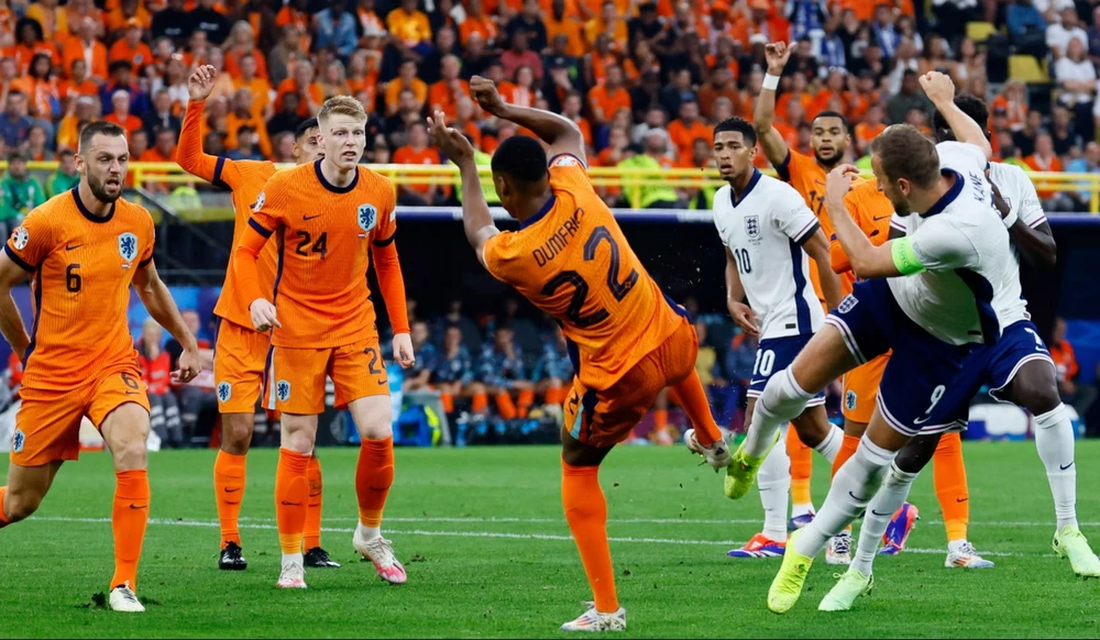 hlv-ronald-koeman-var-pha-vo-bong-da-gay-bat-cong-cho-ha-lan (2).jpg