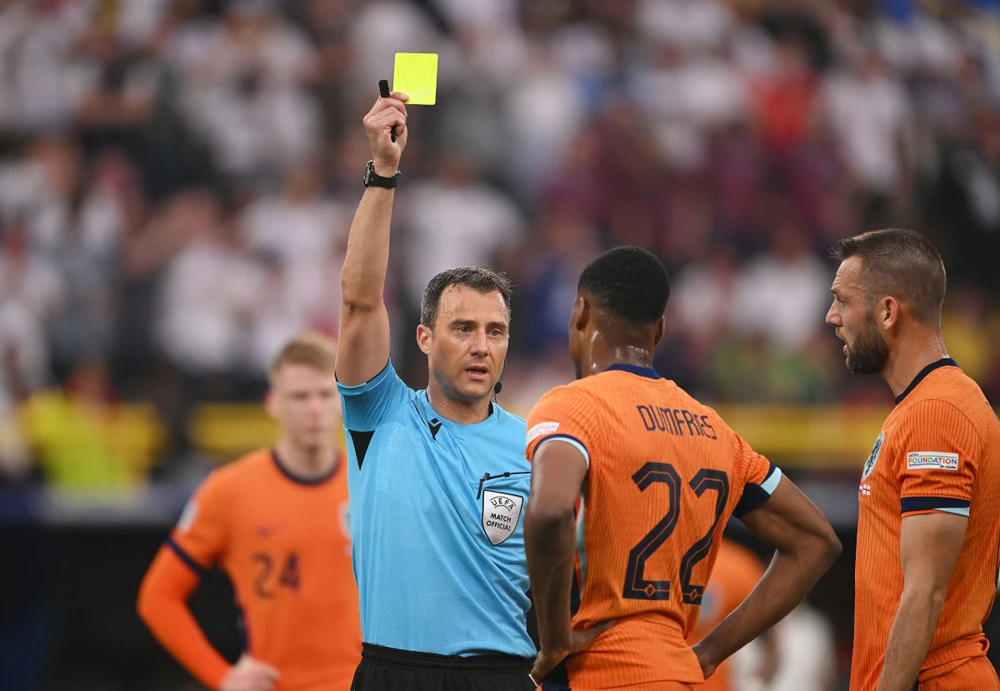 tranh-cai-gay-gat-ve-qua-phat-den-cho-doi-tuyen-anh (1).jpg