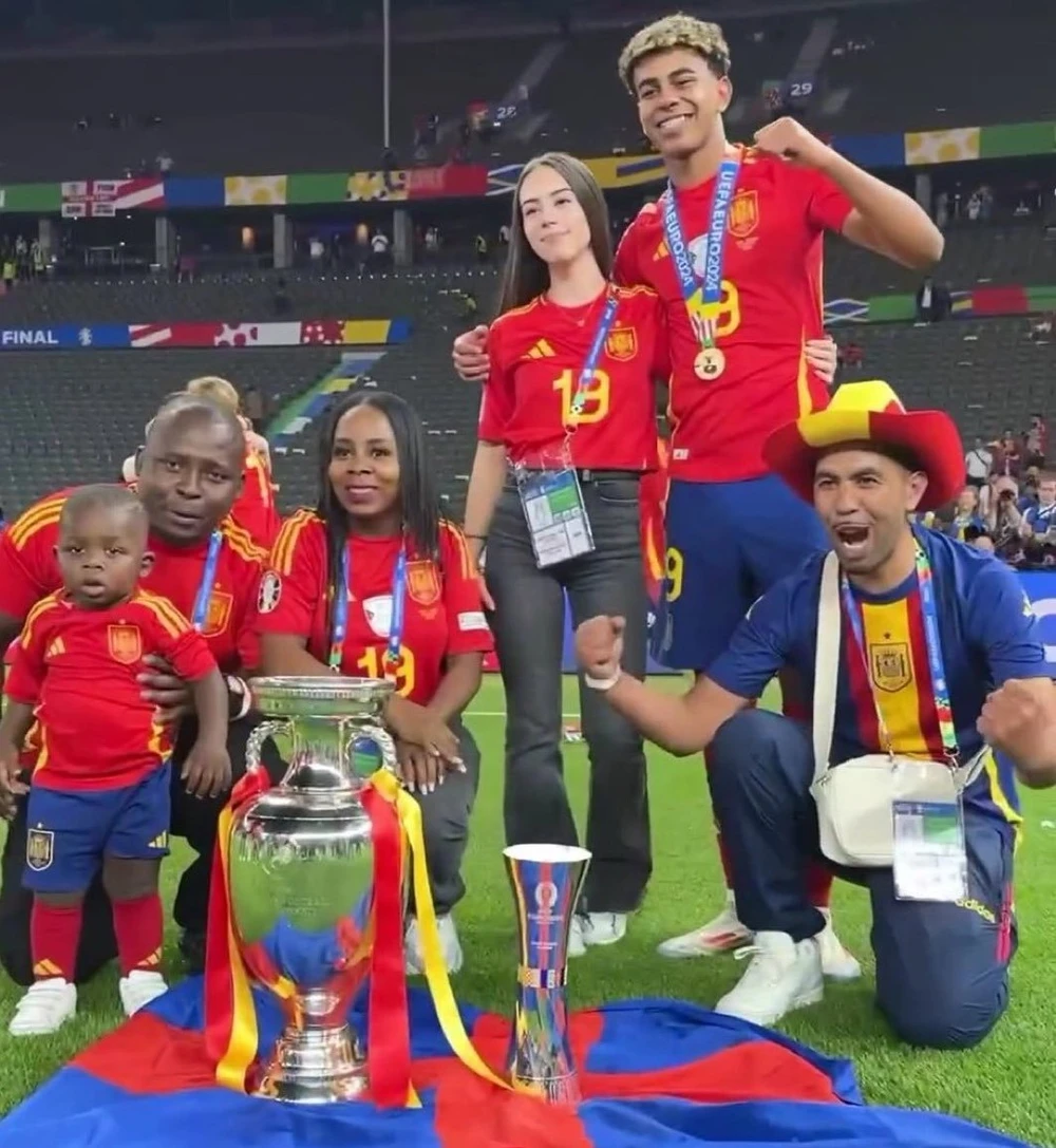 nhung-bi-mat-ve-ban-gai-boc-lua-cua-yamal (1).jpg