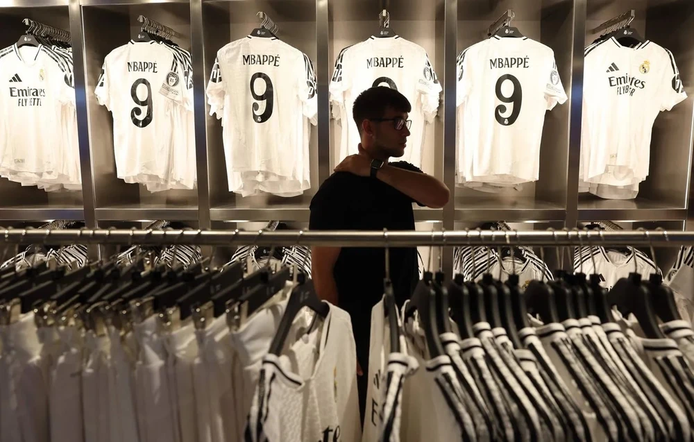 mbappe-chinh-thuc-ra-mat-real-pha-vo-moi-ky-luc-cua-ronaldo (1).jpg