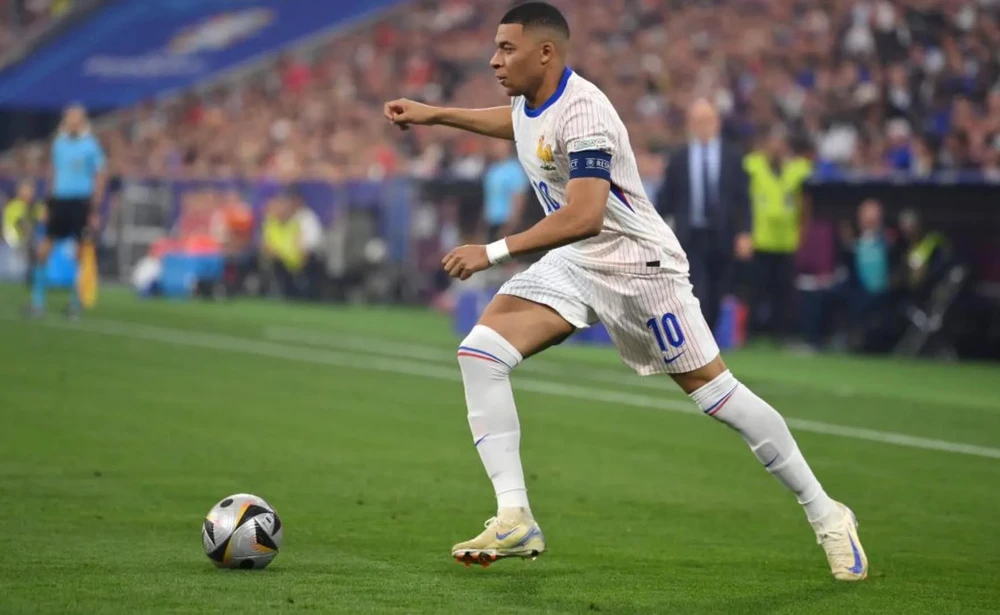 mbappe-chinh-thuc-ra-mat-real-pha-vo-moi-ky-luc-cua-ronaldo (3).jpg