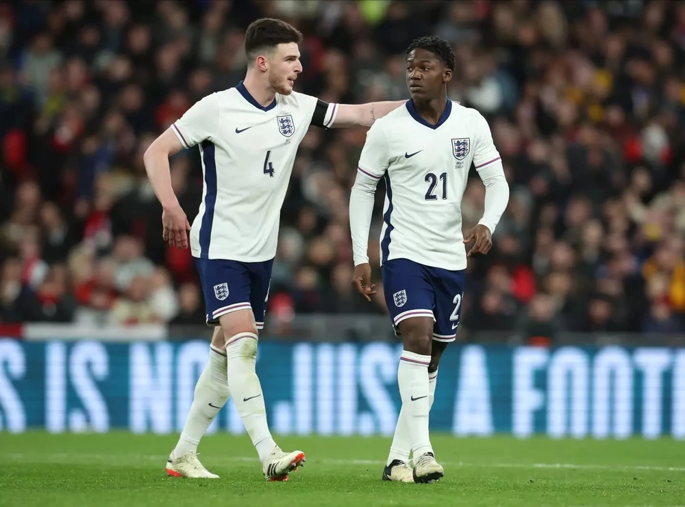 2-ngoi-sao-doi-tuyen-anh-lai-bi-chi-trich-nang-ne (2).jpg