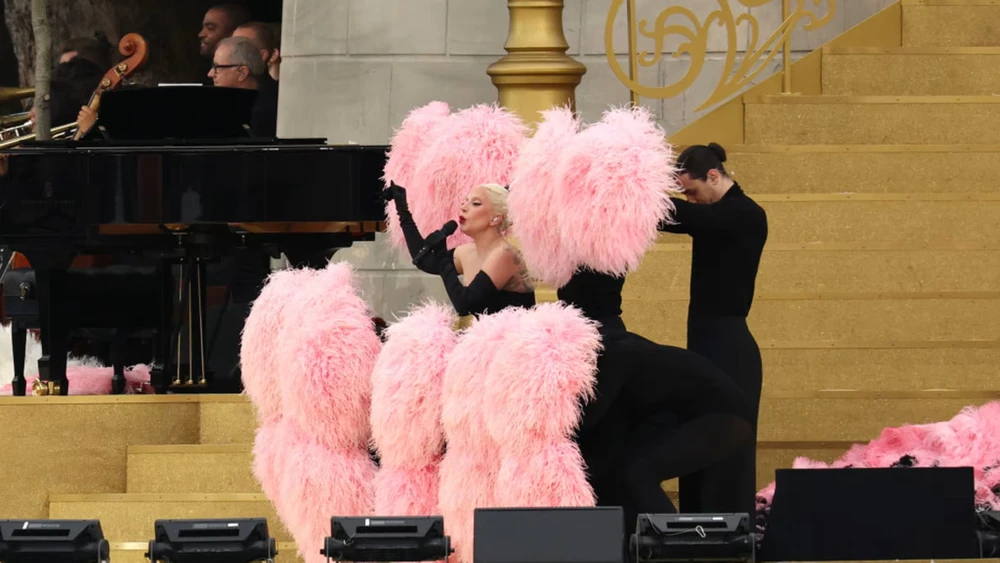 danh-ca-celine-dion-va-cam-xuc-ve-moi-tinh-bi-tham-o-le-khai-mac-olympic-paris-2024 (1).jpg