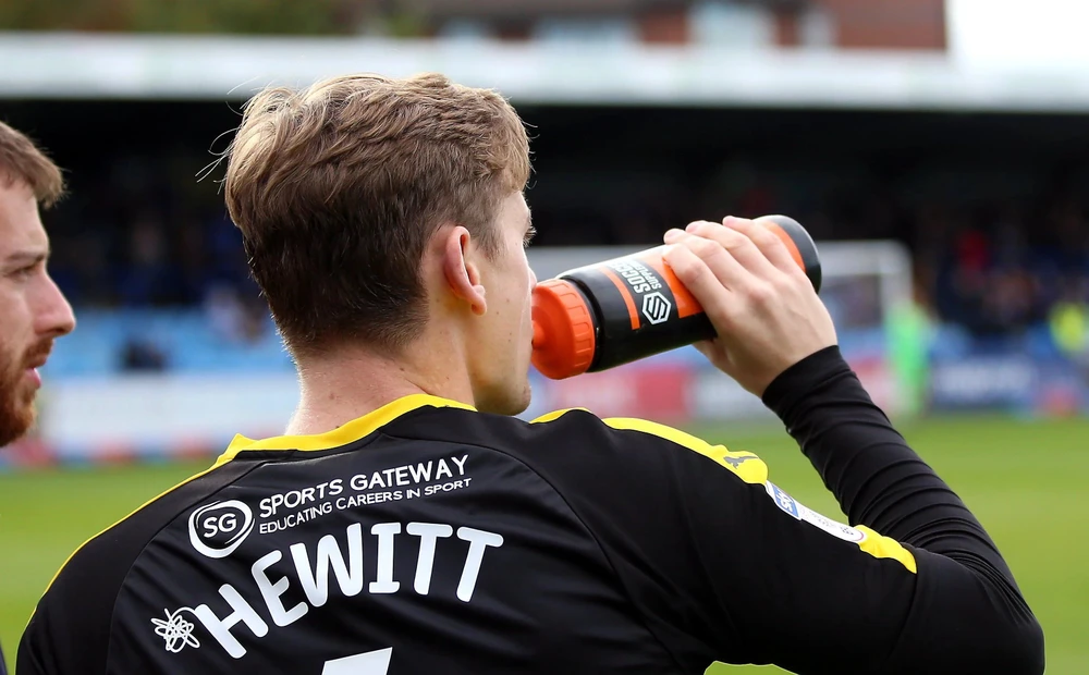 tai-sao-ronaldo-mbappe-hay-nho-nuoc-bot-tren-san (4).jpg