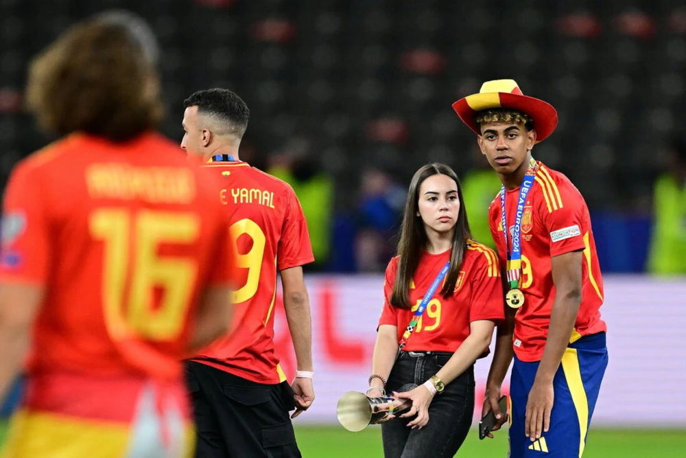 yamal-huy-theo-doi-ban-gai-boc-lua-vi-mot-ly-do-bat-ngo (1).jpg