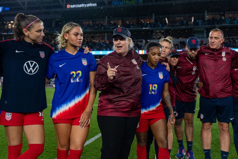 khong-the-ngan-can-my-va-tay-ban-nha (9).jpg